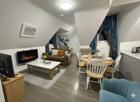 Broad Oak Stays – 2BR Flat for 6 with Parking