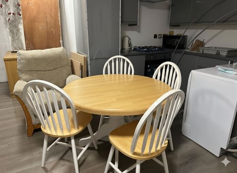 Broad Oak Stays – 2BR Flat for 6 with Parking