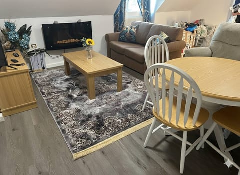 Broad Oak Stays – 2BR Flat for 6 with Parking
