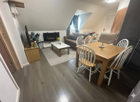 Broad Oak Stays – 2BR Flat for 6 with Parking