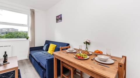 Modern Thames Circle 1-Bedroom Gem in Canary Wharf