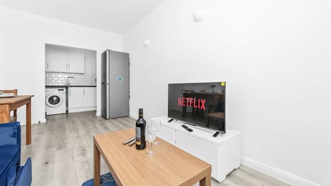 Modern Thames Circle 1-Bedroom Gem in Canary Wharf