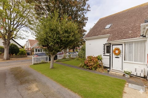 Charming 2-Bedroom Escape in Worthing