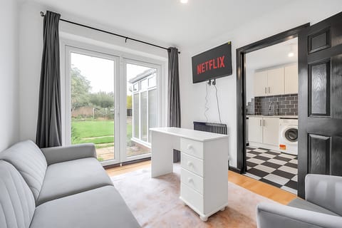Spacious 4-Bedroom Haven in Orpington Retreat