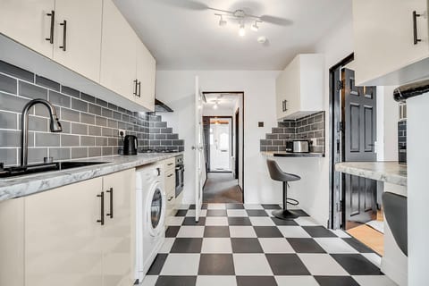 Spacious 4-Bedroom Haven in Orpington Retreat