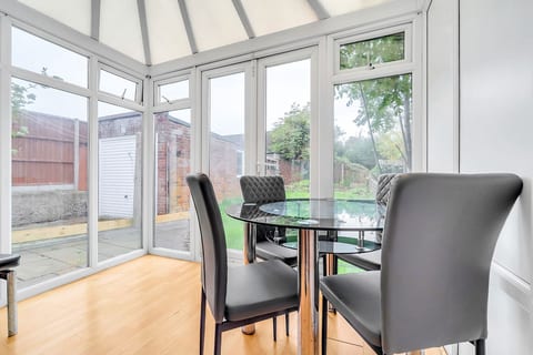 Spacious 4-Bedroom Haven in Orpington Retreat