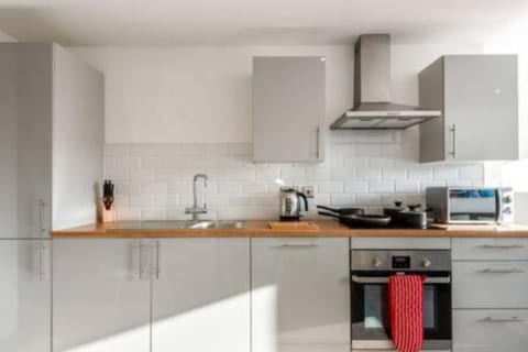 Modern 2BR Haven in Hull City Center