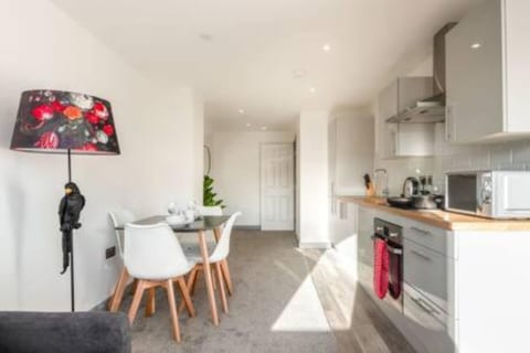 Modern 2BR Haven in Hull City Center