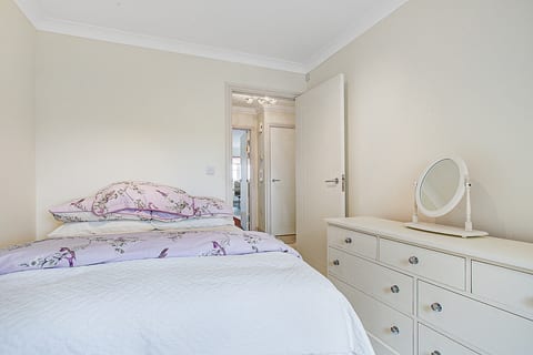 Cozy 2-Bedroom House in Worthing