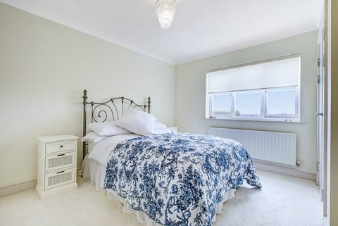 Cozy 2-Bedroom House in Worthing