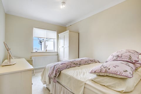 Cozy 2-Bedroom House in Worthing