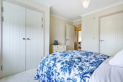 Cozy 2-Bedroom House in Worthing