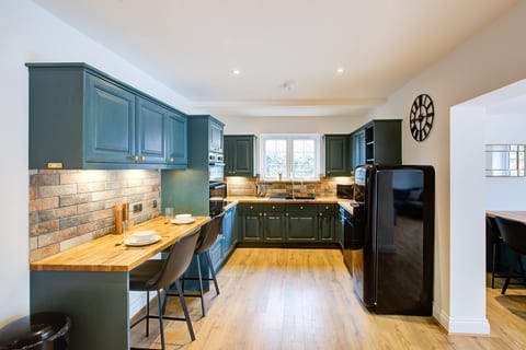 Spacious 4BR Haven in Ipswich