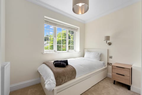 Spacious 3BR Flat in Stroud Haven