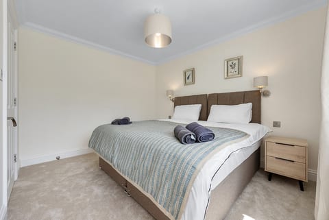Spacious 3BR Flat in Stroud Haven