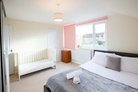 Grand 5BR Home in Market Harborough with Free Parking