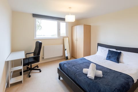Grand 5BR Home in Market Harborough with Free Parking