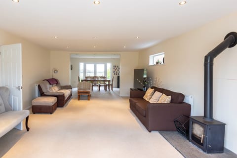 Grand 5BR Home in Market Harborough with Free Parking