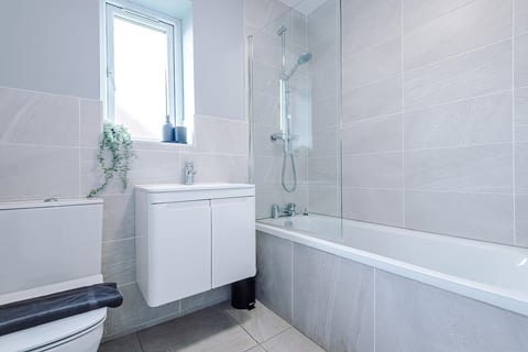 Spacious 3-BR Escape in Coseley with Free Parking