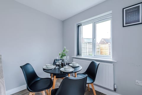 Spacious 3-BR Escape in Coseley with Free Parking