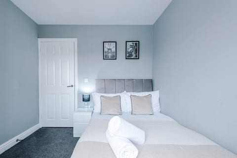 Spacious 3-BR Escape in Coseley with Free Parking