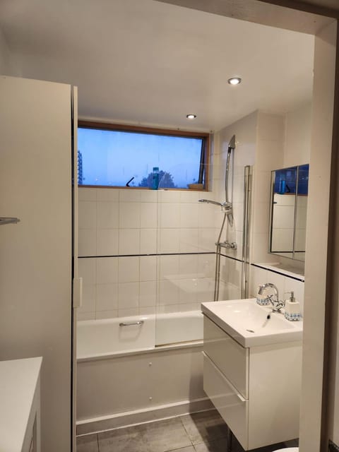 Stylish 1-Bedroom Haven in Central London