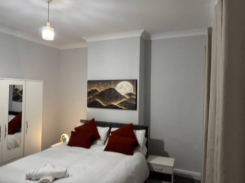 Bakewell St 2BR Retreat for 5 w/FREE Parking