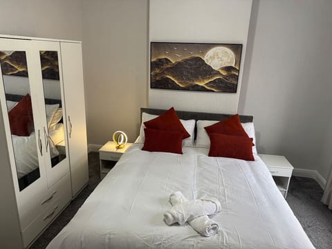 Bakewell St 2BR Retreat for 5 w/FREE Parking
