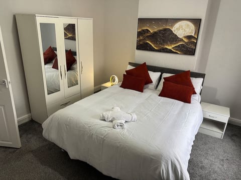 Bakewell St 2BR Retreat for 5 w/FREE Parking