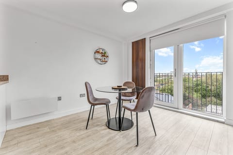 Modern 2BR Urban Nest In Salford, Manchester for 4