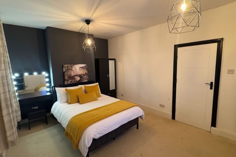 Market Street Retreat in Central Loughborough Sleeps 6
