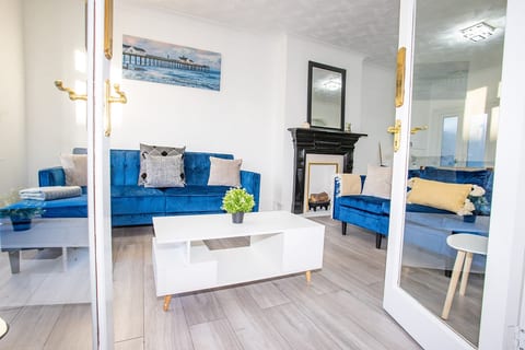 Sunny 3BR Home Near Portsmouth Park