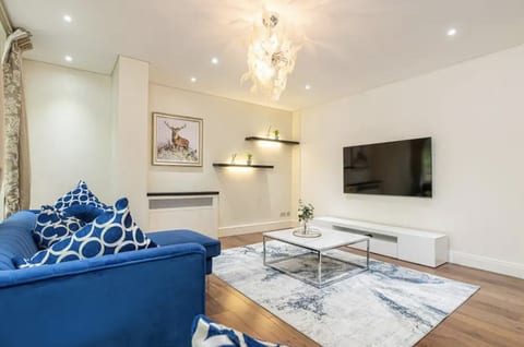Spacious 8-Bed Home in Waltham Abbey