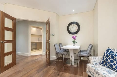 Spacious 8-Bed Home in Waltham Abbey