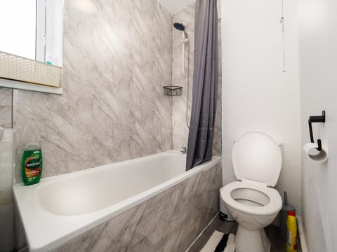 Cardiff 2-Bed Gem Near City Center