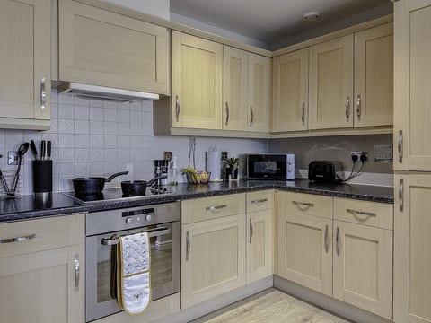 Contractor Stay Hatfield | Free Parking | Sleeps 4