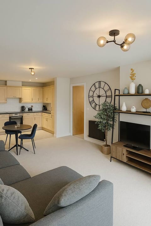 Contractor Stay Hatfield | Free Parking | Sleeps 4