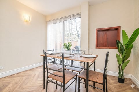 Spacious 6BR Family & Group Home with Garden & Parking | Yardley Wood, Birmingham
