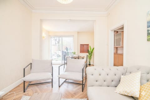 Spacious 6BR Family & Group Home with Garden & Parking | Yardley Wood, Birmingham