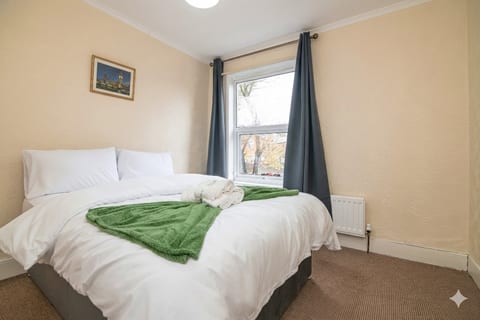Spacious 6BR Family & Group Home with Garden & Parking | Yardley Wood, Birmingham