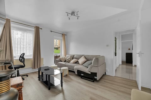 2BR Modern Spacious Comfort at Tulse Hill Sleeps 4
