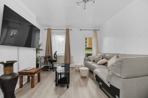 2BR Modern Spacious Comfort at Tulse Hill Sleeps 4