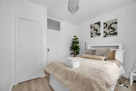 2BR Modern Spacious Comfort at Tulse Hill Sleeps 4