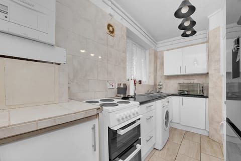 2BR Modern Spacious Comfort at Tulse Hill Sleeps 4