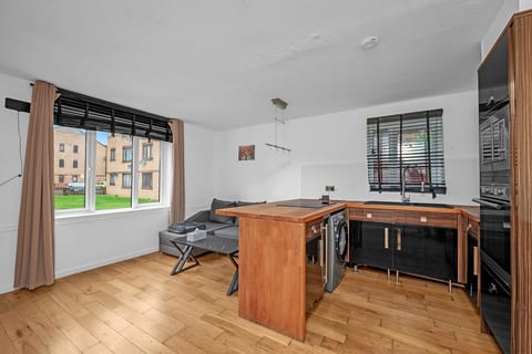 Cozy 1-Bed Flat in Croydon Sleeps 4 - Free Parking