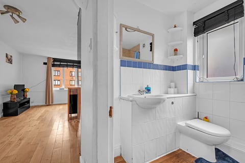 Cozy 1-Bed Flat in Croydon Sleeps 4 - Free Parking