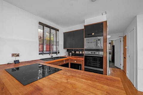 Cozy 1-Bed Flat in Croydon Sleeps 4 - Free Parking