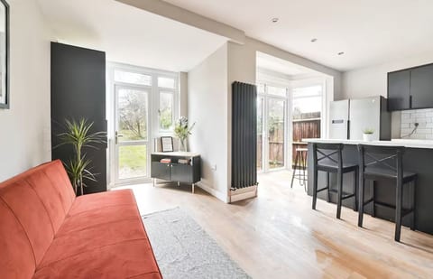 Modern 4BR Home in SE3 near North Greenwich and Kidbrooke Station Sleeps 7