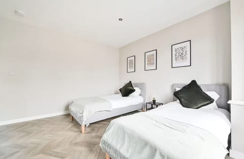 Modern 4BR Home in SE3 near North Greenwich and Kidbrooke Station Sleeps 7