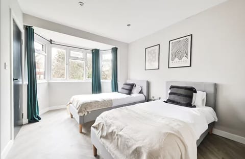 Modern 4BR Home in SE3 near North Greenwich and Kidbrooke Station Sleeps 7